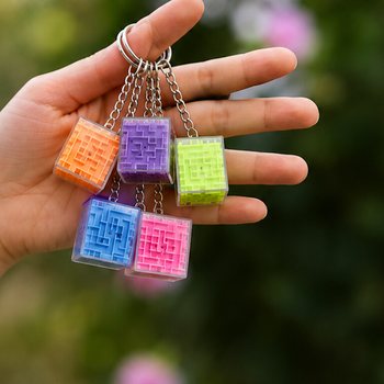 Porta-chaves com jogo de labirinto em cubo (48 un.)